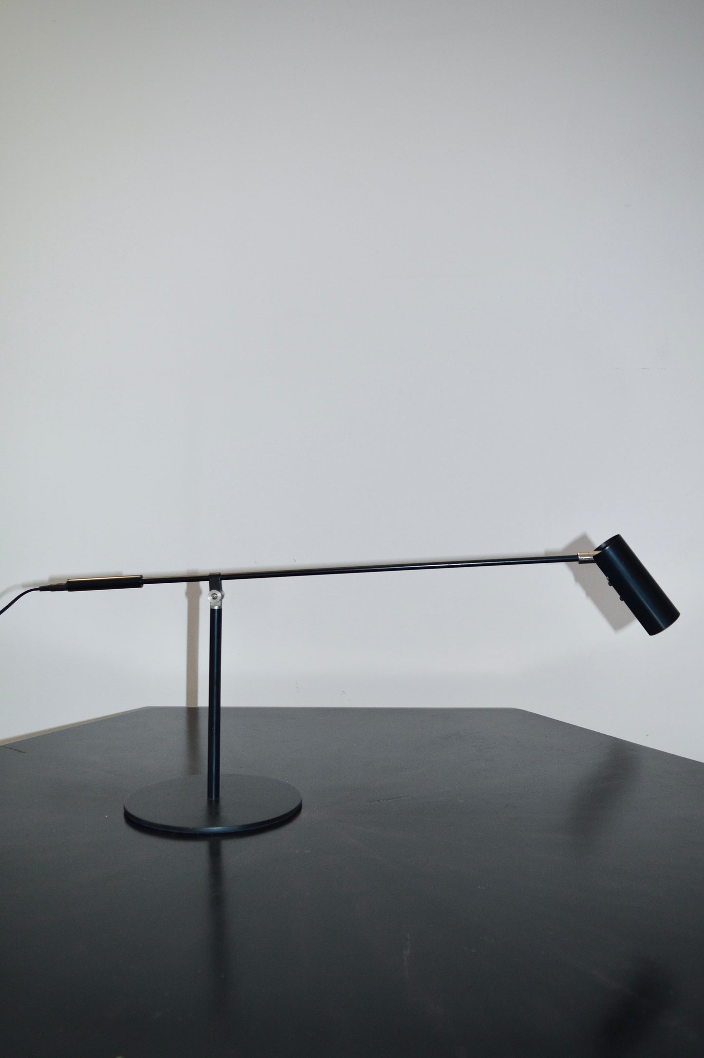 Minimalist Counterweight LED Table Lamp