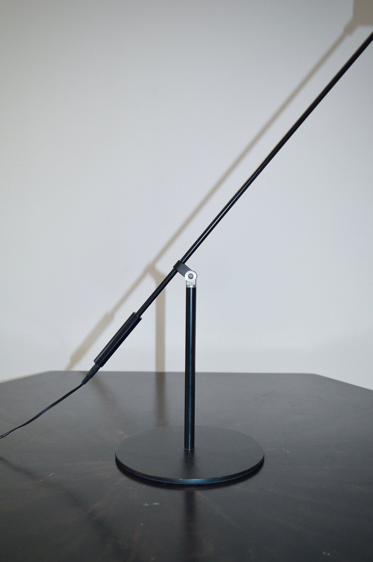 Minimalist Counterweight LED Table Lamp